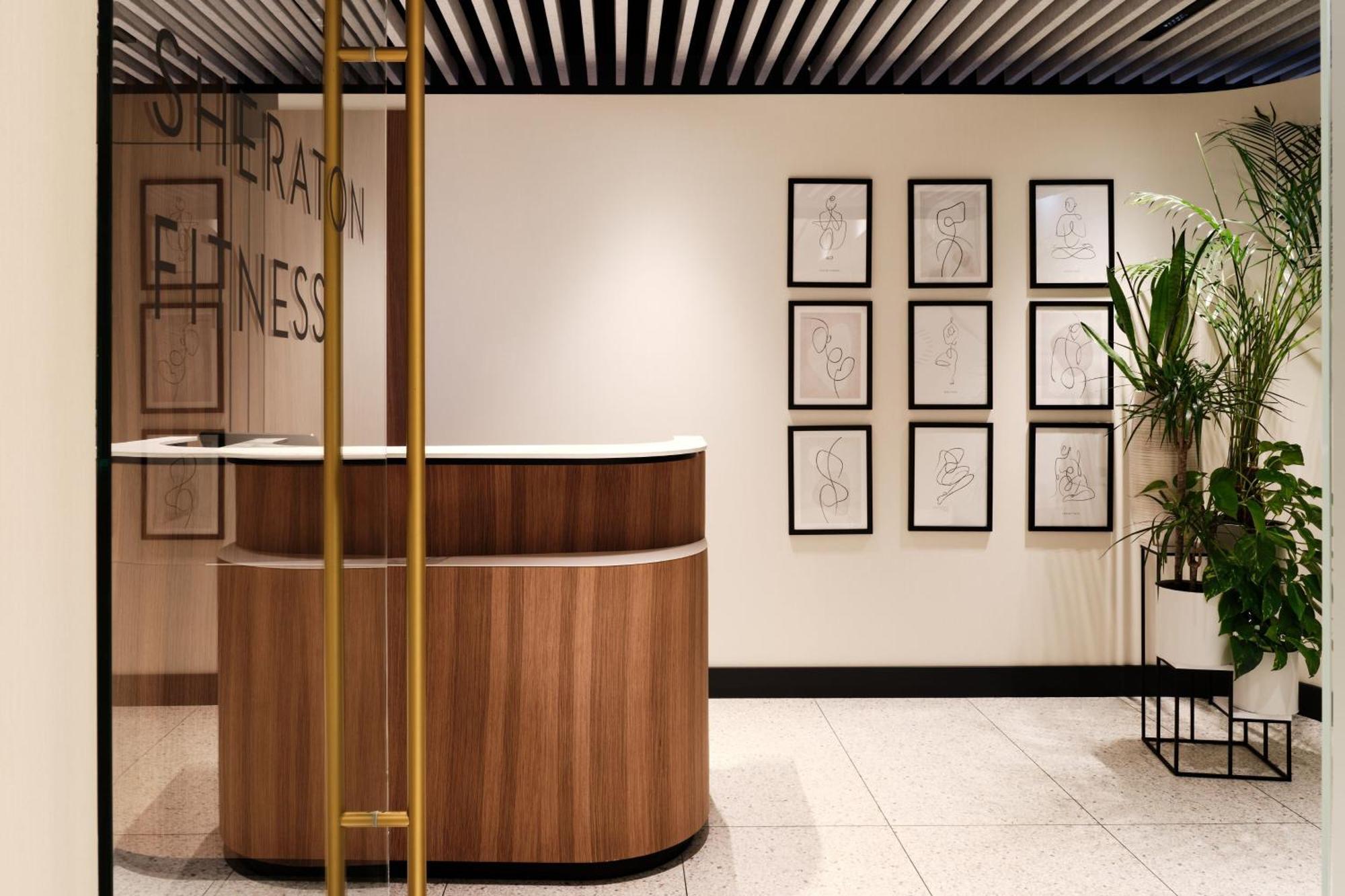 เชอราตัน แกรนด์ วอร์ซอ Hotel ภายนอก รูปภาพ Entrance to the business lounge at the airport