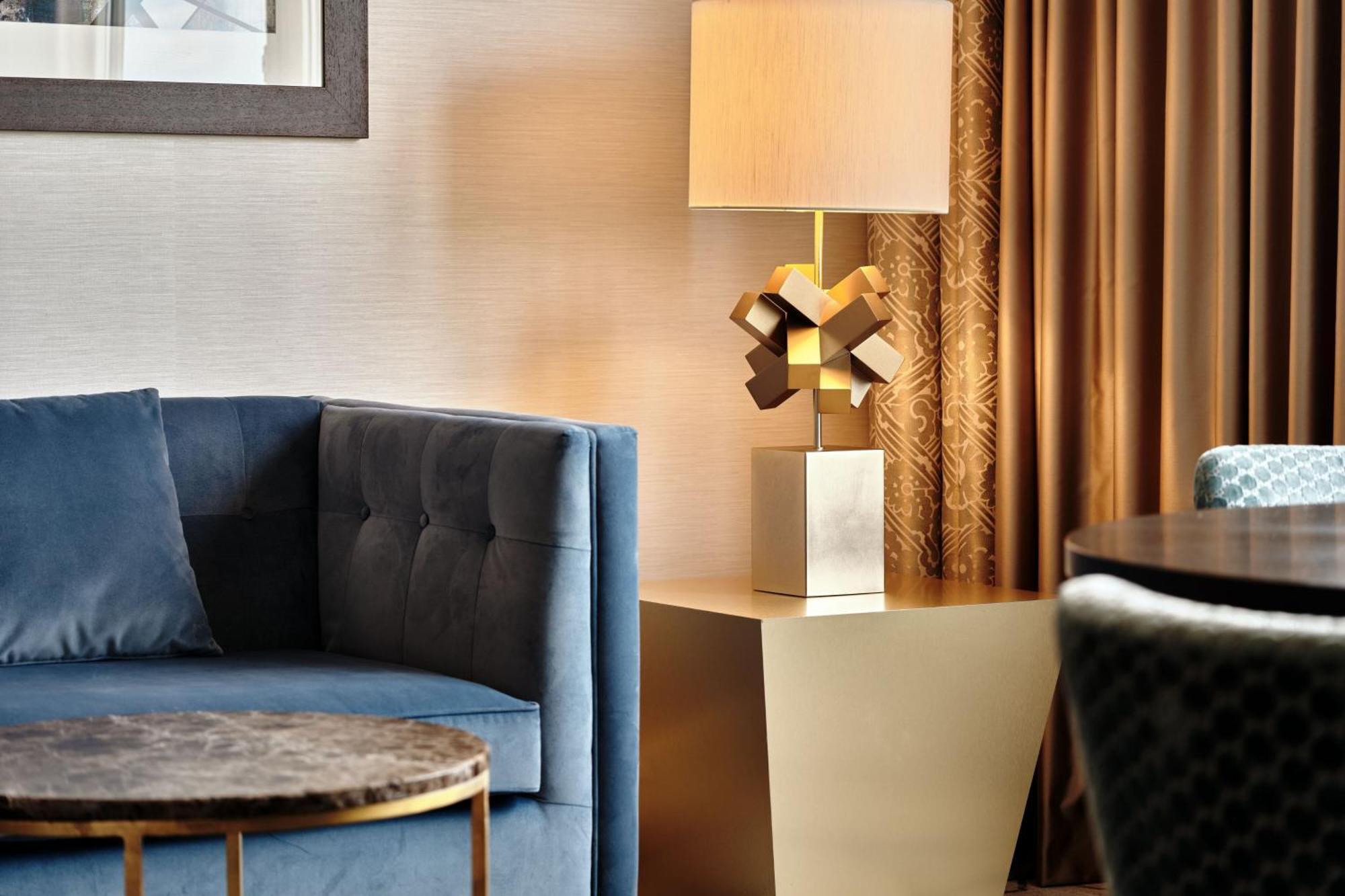 เชอราตัน แกรนด์ วอร์ซอ Hotel ภายนอก รูปภาพ A lamp