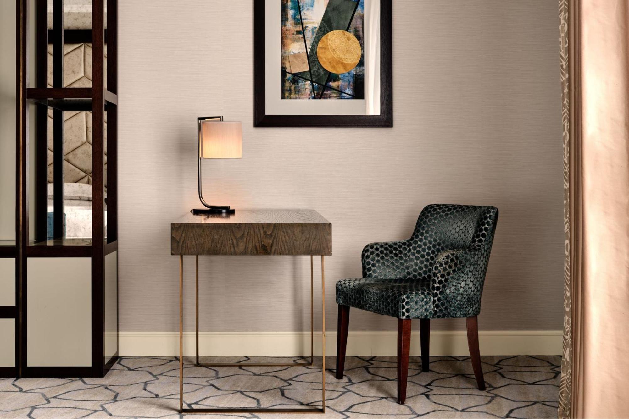 เชอราตัน แกรนด์ วอร์ซอ Hotel ภายนอก รูปภาพ A chair and a table