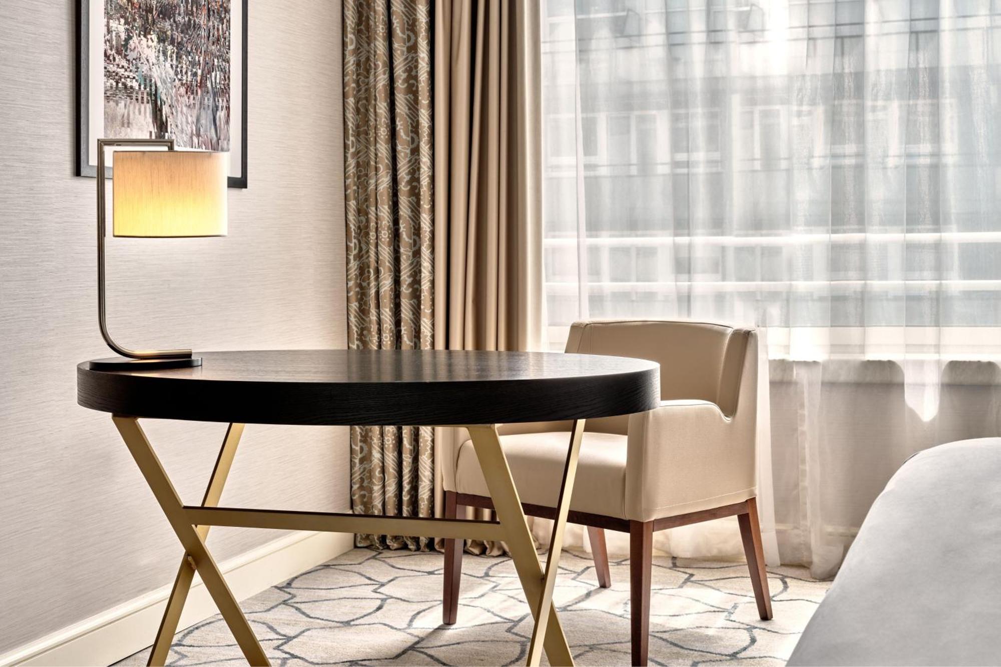 เชอราตัน แกรนด์ วอร์ซอ Hotel ภายนอก รูปภาพ A table and chair