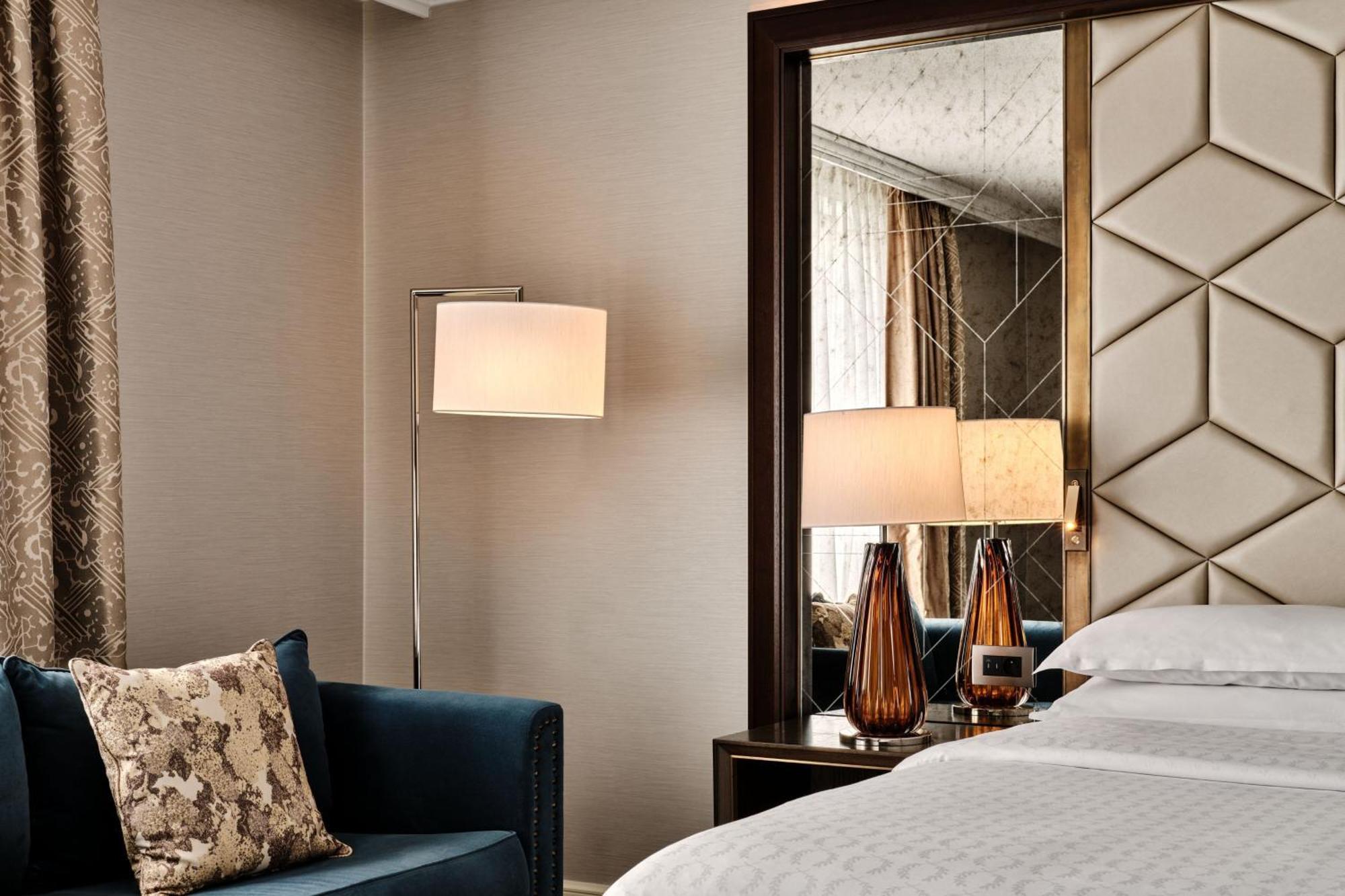 เชอราตัน แกรนด์ วอร์ซอ Hotel ภายนอก รูปภาพ A guest room at the Four Seasons Hotel