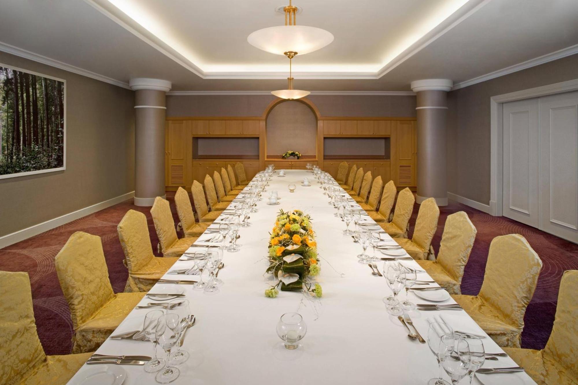 เชอราตัน แกรนด์ วอร์ซอ Hotel ภายนอก รูปภาพ The boardroom at the InterContinental London