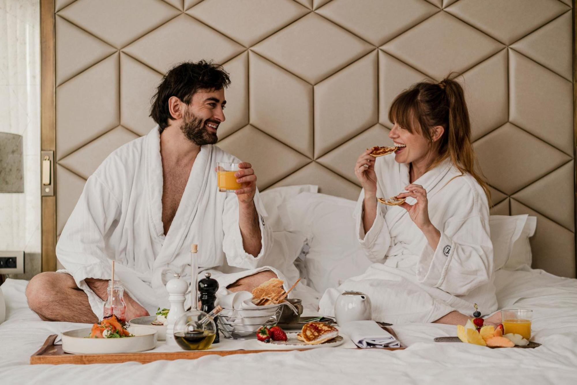 เชอราตัน แกรนด์ วอร์ซอ Hotel ภายนอก รูปภาพ In-room dining at the Mandarin Oriental, Barcelona